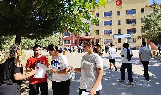 Şanlıurfa'da sınav başladı. 27 bin 272 öğrenci ter döküyor