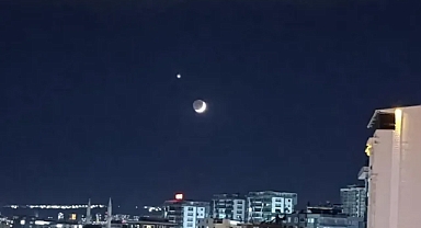 Şanlıurfa semalarında Ay-Yıldız görüntüsü dikkat çekti