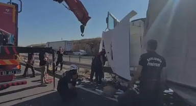TIR kazasında sıkışan sürücünün yardımına itfaiye yetişti (VİDEO)