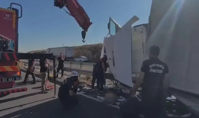 TIR kazasında sıkışan sürücünün yardımına itfaiye yetişti (VİDEO)
