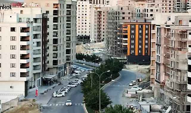 Karaköprü'de Otopark çıkmazı: Siteler lüks, sokaklar felç