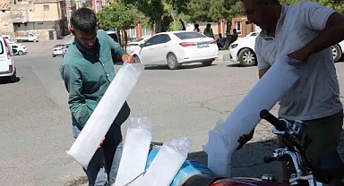 Şanlıurfa'da 50 dereceyi gören sıcakta buza yoğun talep