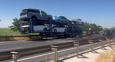 Şanlıurfa'da otomobil yüklü tırda yangın