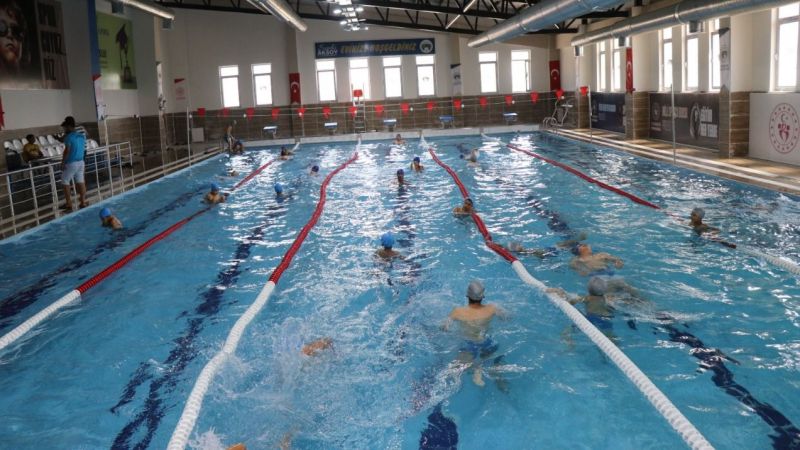 Yarı olimpik havuz gençlerin vazgeçilmezi oldu