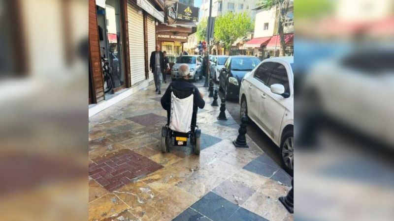 Kaldırıma park edilen araç engelilere 'engel' oldu