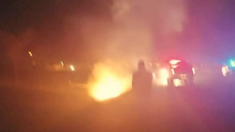 Devrilen otomobil alevlere teslim oldu