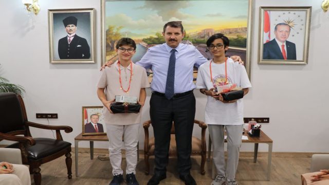 Vali Ayhan, LGS birincilerini makamında ağırladı