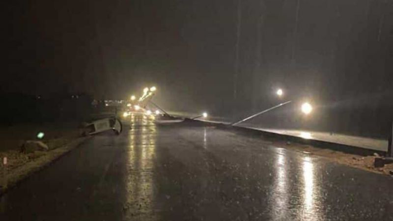 Şiddetli yağış elektrik direklerini devirdi