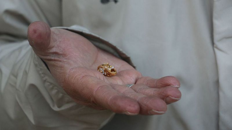 Depremde eşini kaybeden kadın küpesini depremzedelere hibe etti