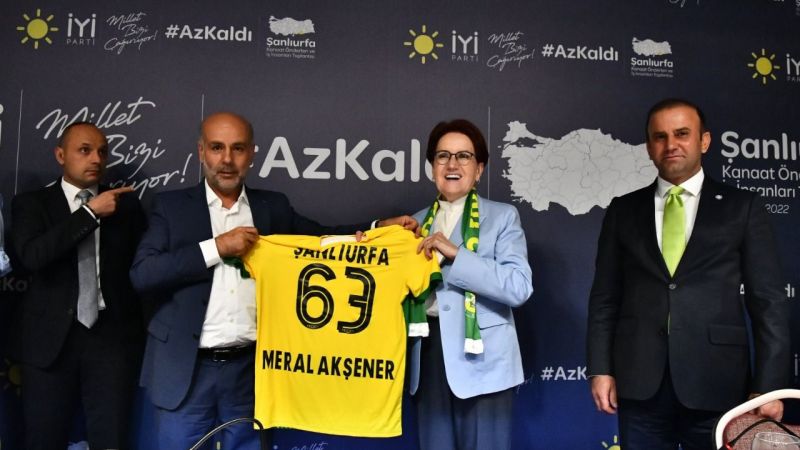 Meral Akşener'e Urfaspor forması hediye edildi