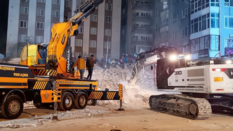 Yıkılan 6 katlı binada çalışmalar tamamlandı