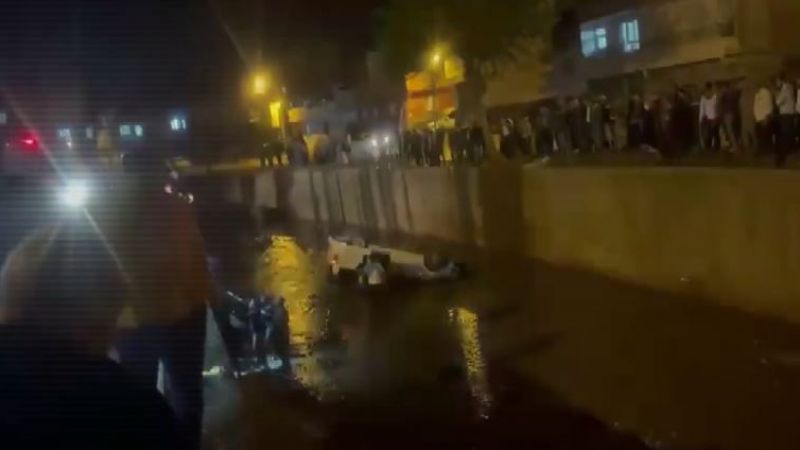 Sürücü kontrolünü kaybedince araç dereye uçtu