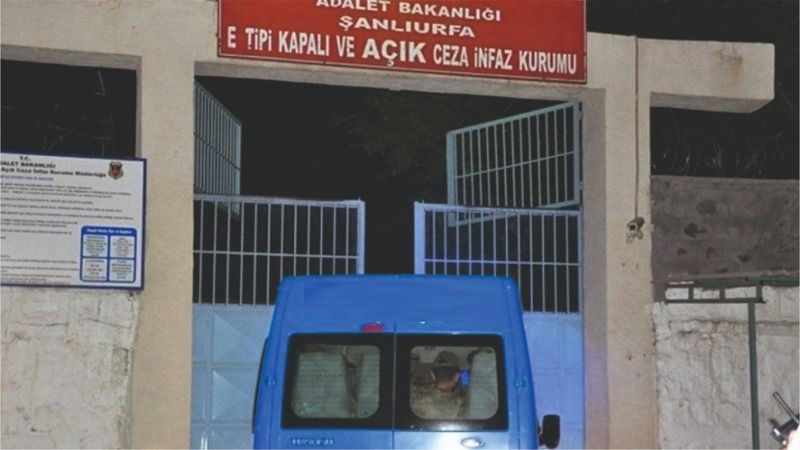 13 yıl hapis cezası ile aranıyordu. Cezaevini boyladı
