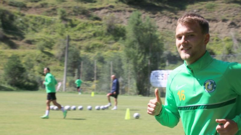 Yeni takımına imza attı