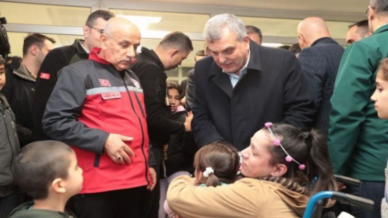 Bakan Kirişçi, depremzedeleri ziyaret etti