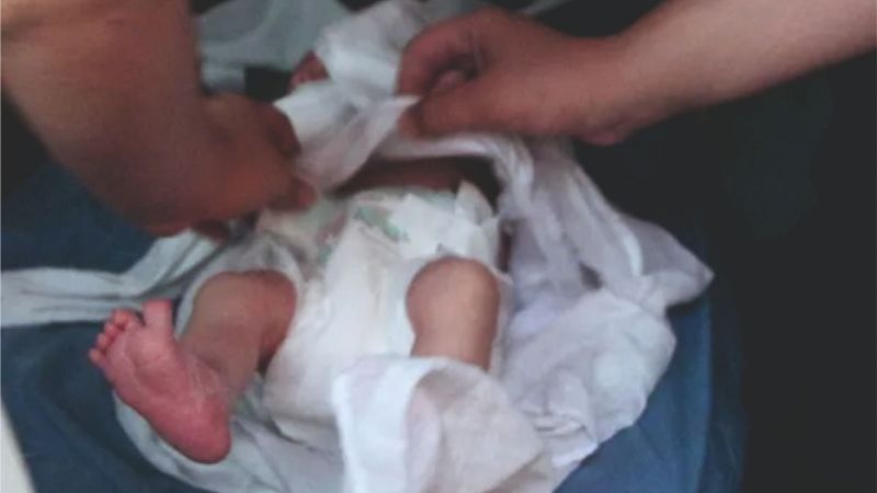 Hastaneden bebek kaçıranlar yakayı ele verdi 