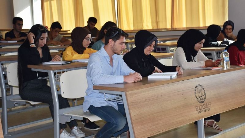 Anne ve oğlu aynı sıraları paylaştı