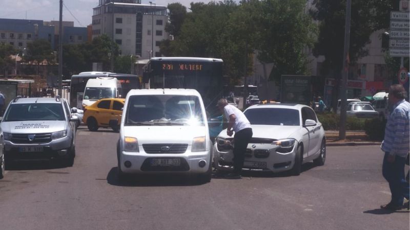 Kent merkezinde kaza. Kavgaya ramak kaldı