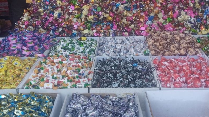 Rengarenk bayram şekerleri tezgâhları süsledi