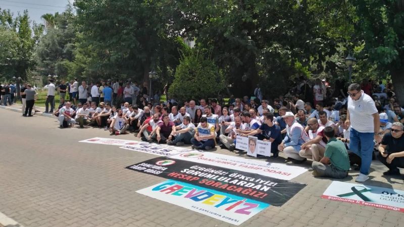 Urfa'da sağlıkçılardan oturma eylemi 