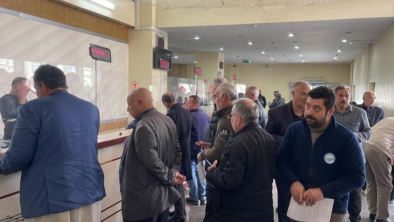 Urfa SGK'da EYT yoğunluğu sürüyor