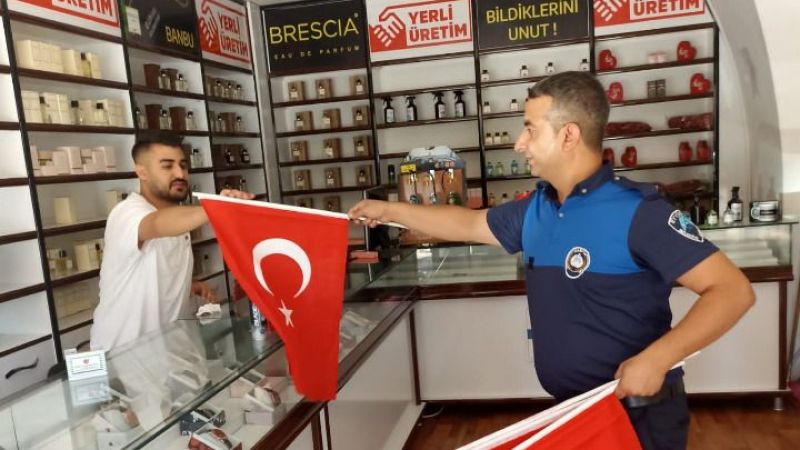 Eyyübiye Belediyesi binlerce bayrak dağıttı