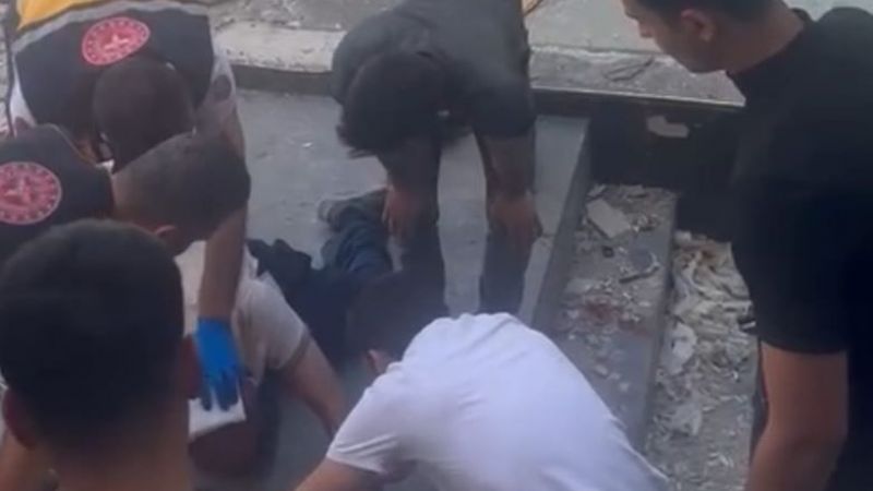 Ağır hasarlı binadan yayaların üzerine taş düştü