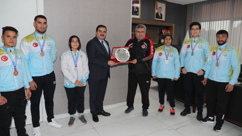 Canpolat, başarılı sporcuları makamında ağırladı