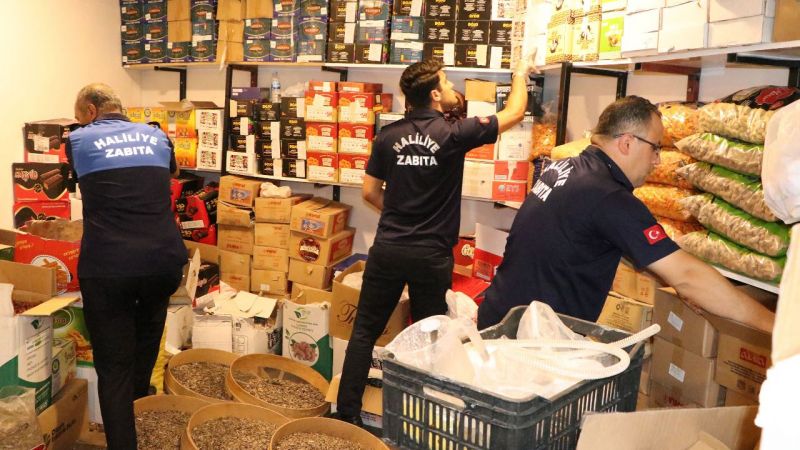 Tarihi geçmiş şeker, çikolata ve hurma ele geçirildi