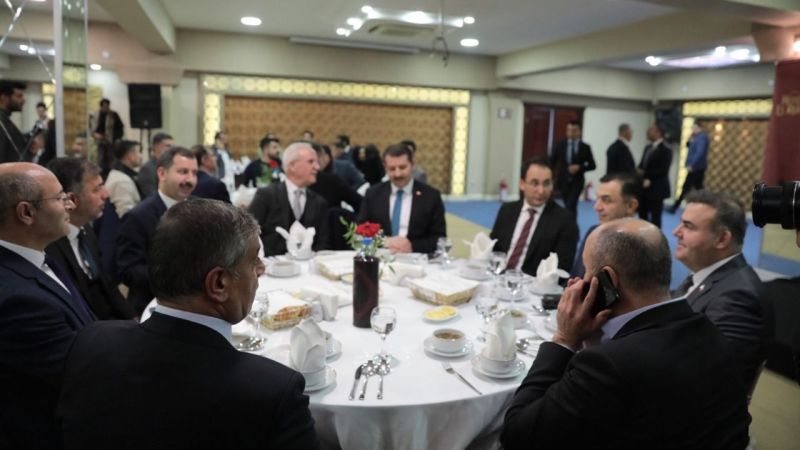 Siyaset ,bürokrasi medya ile buluştu. 