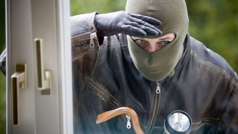 Urfa’da 3 hırsız bir evi boşalttı