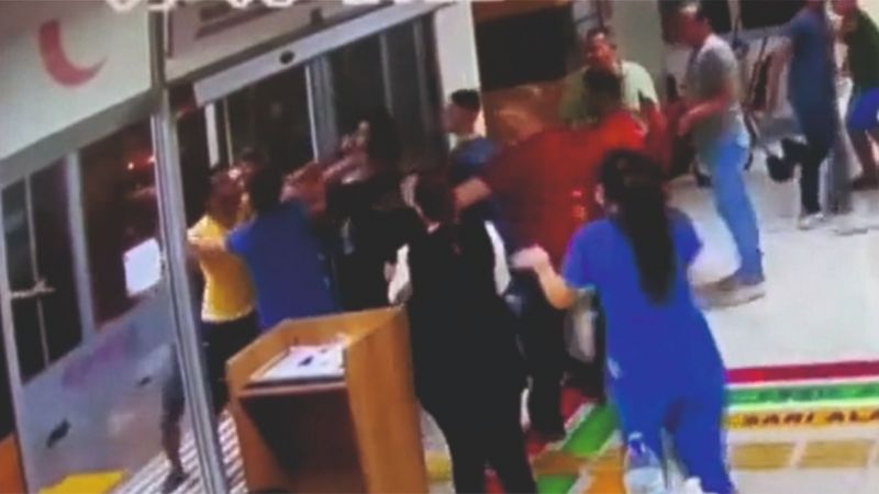 Acil servisi savaş alanına çevirdiler