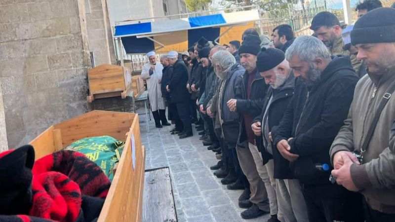 Depremde hayatını kaybedenler toprağa veriliyor