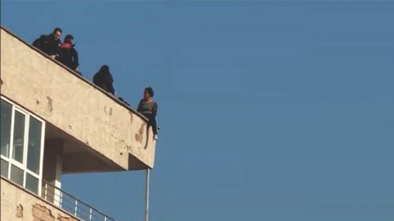 İntihara kalkışan kadın güçlükle ikna edildi