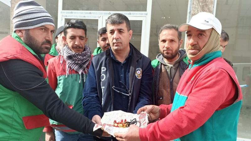 Urfalı temizlik işçileri Adıyaman’da bir poşet altın buldu