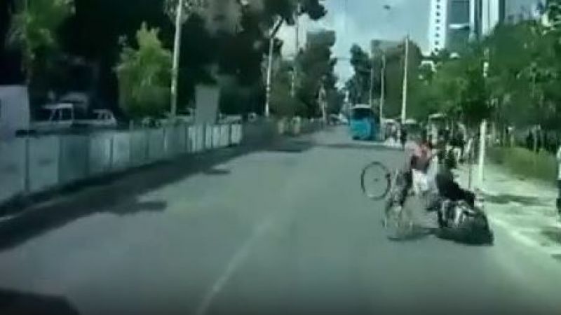 Urfa’da motosiklet ve bisiklet kafa kafaya çarpıştı