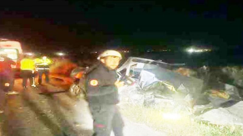 Kontrolden çıkan otomobil kayaya çarptı