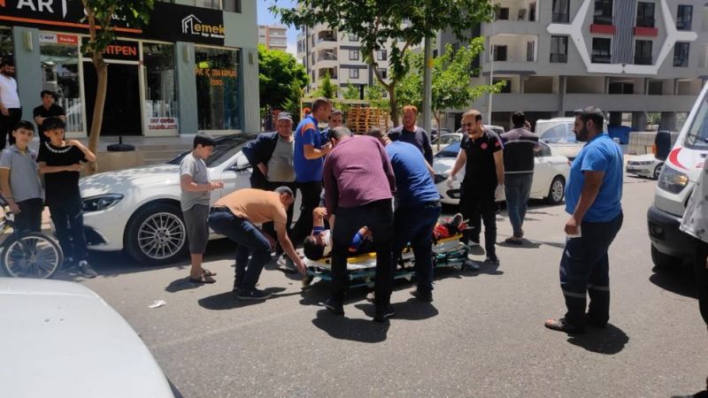 Yolun karşısına geçmek isteyen kargo çalışanına otomobil çarptı