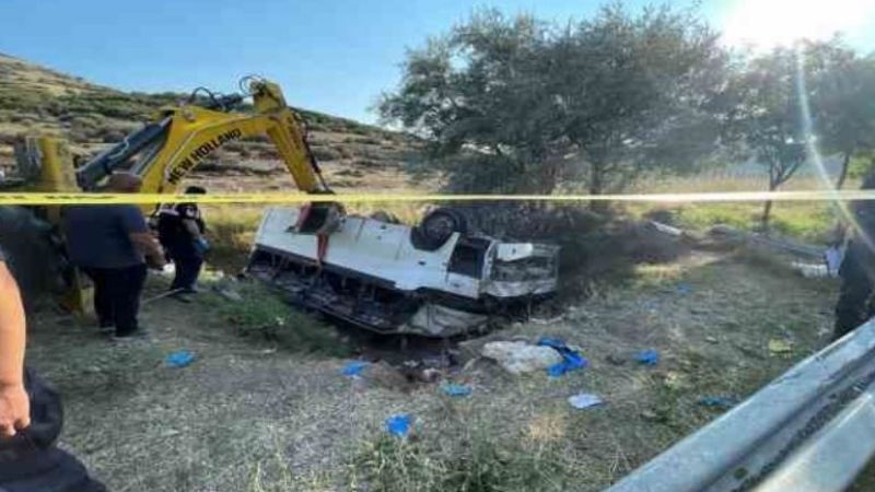 Tarım işçilerini taşıyan minibüs kaza yaptı: 1 ölü, 35 yaralı