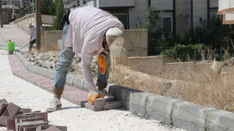 Yollar kilitli parke ile döşeniyor