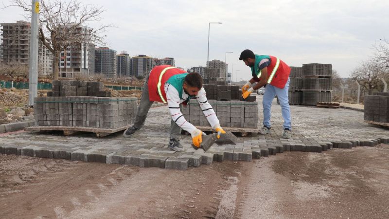 Mehmetçik'te yeni yollar kilitli parkeyle döşeniyor