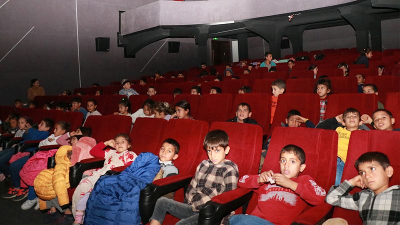 Köy okulundaki çocuklar Büyükşehir ile sinemayla tanışta