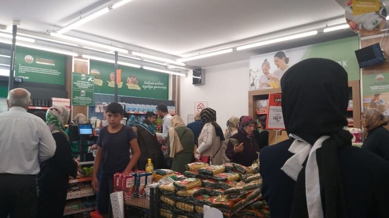 Urfalılar, Tarım Kredi Kooperatifi marketlerine hücum etti