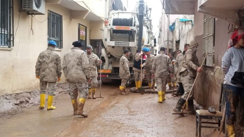 Mehmetçik selzedelerin yanında