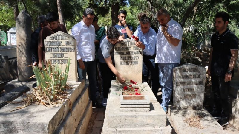 Merhum sanatçı Abdullah Uyanık mezarı başında dualarla anıldı