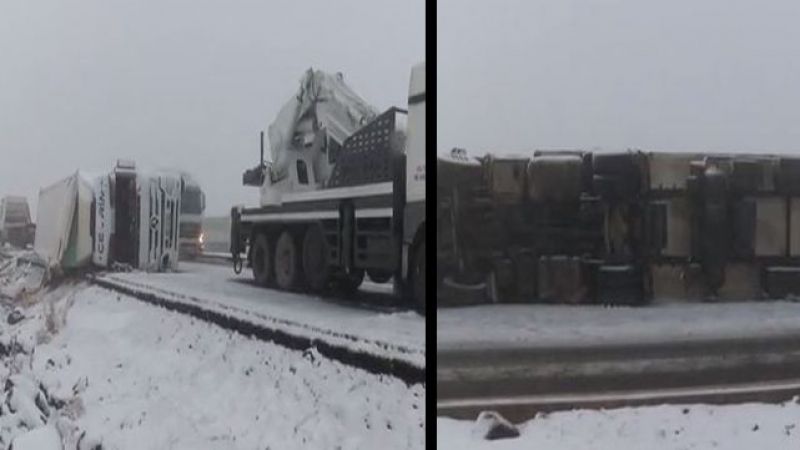 Muz yüklü TIR devrildi