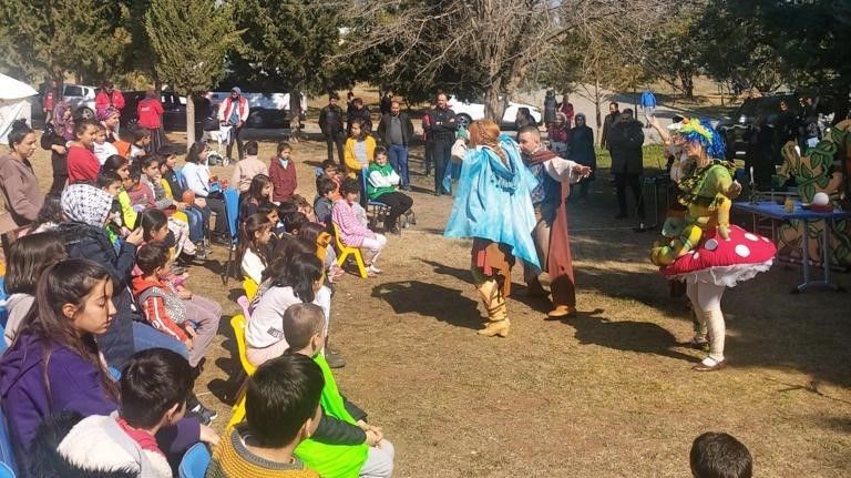 Deprem mağduru çocuklara müzikle terapi 
