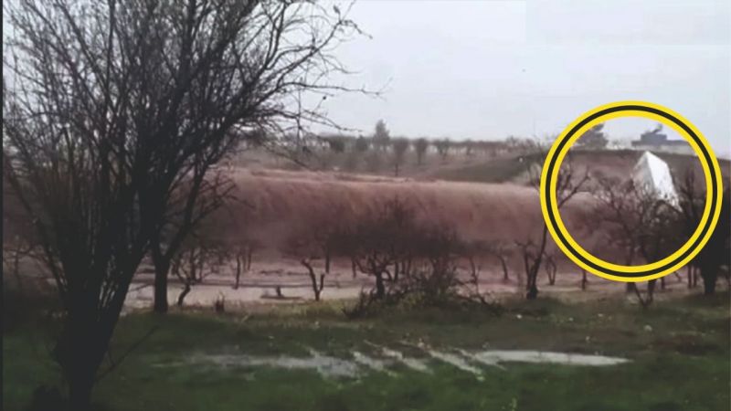 Sel suları tırı böyle sürükledi