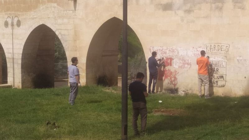 Duygularınızı duvarlara değil, kalplere yazın