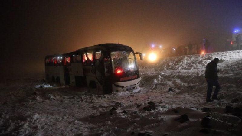 Diyarbakır yolunda yolcu otobüsü devrildi: 4’ü ağır 30 yaralı